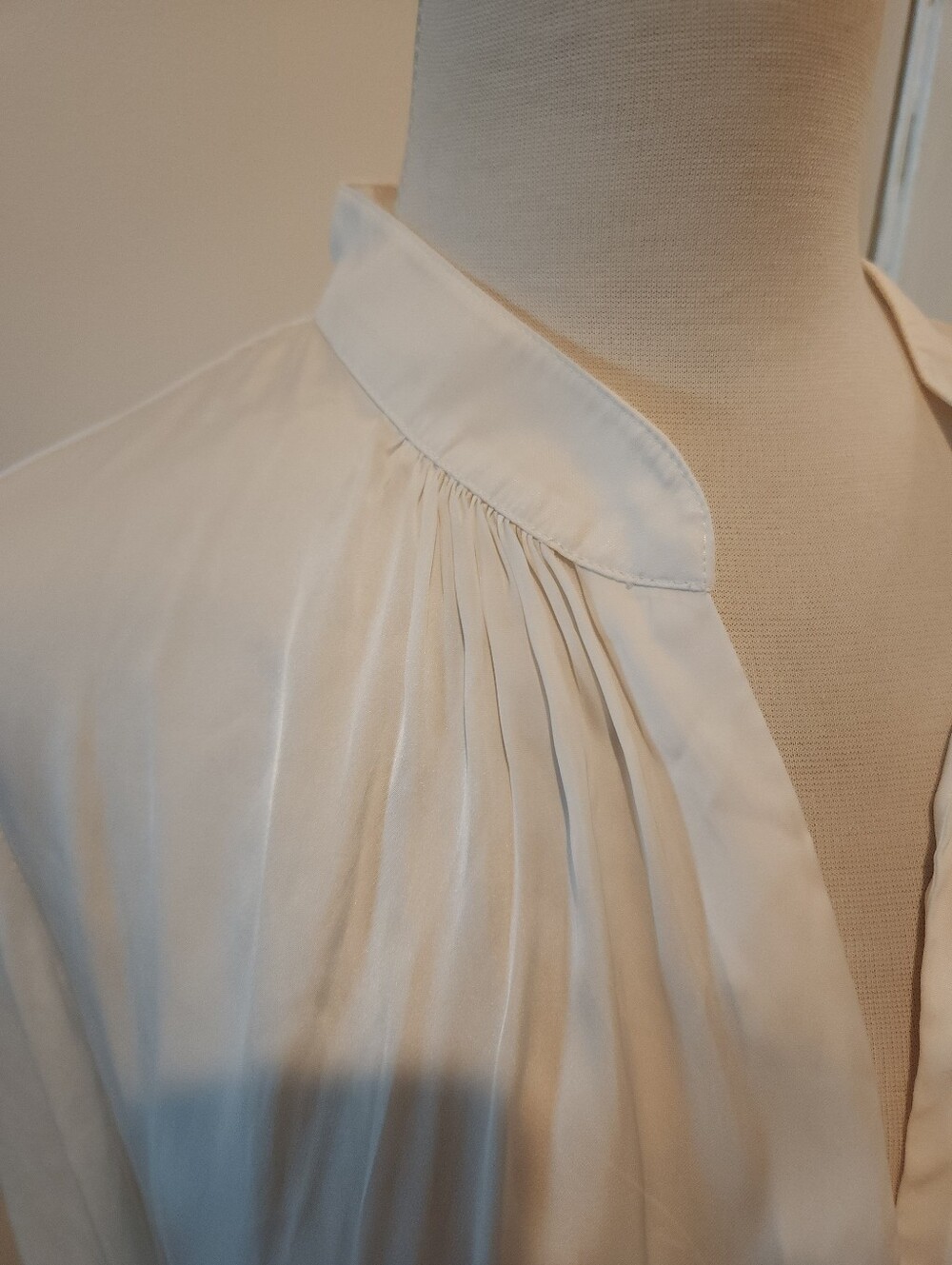 Elegant White V-Neck Long-Sleeve Blouse - Picture 4 of 8